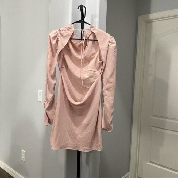 De La Vali Dress Size 8 Satin Blush Pink Long Sleeve Open Back Mini - Picture 11 of 12